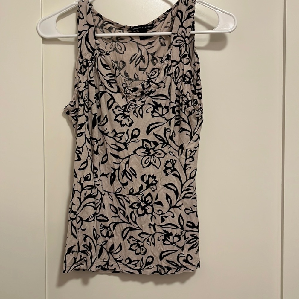 Fitted Banana Republic sleeveless blouse